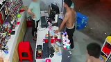 商店小哥遇小混混闹事儿，一开始勇敢对峙，无奈最后寡不敌众！
