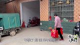 婆婆给儿媳拿礼回娘家，却被单身亲家退回了，婆婆感觉脸上没面子