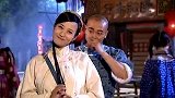 妹子的心思全在男子身上 男子笑着说她不正常