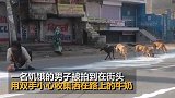 印度全国封锁致百万人陷入饥荒 男子与流浪狗抢地上牛奶