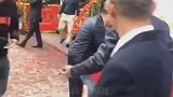 曾经的一代功夫巨星，如今头发白了走路也需要拐杖了。岁月不饶人