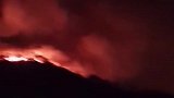 广东四会一山头发生山火 消防连夜奋战直升机参与救火