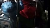 湖南株洲一女子在公交车上不戴口罩，乘客劝说无果后，民警强行将其拖下车。