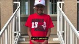 篮球-18年-火箭温情签约休斯敦10岁患癌男孩 哈登亲授罚球绝技 全队为他欢呼-新闻