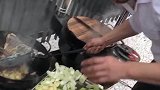 大哥煎鱼时，将葱姜蒜铺在锅底