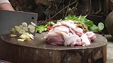 大哥要吃肉，二哥给他整了满满一盘，用土盐菜炒，大哥直呼好吃