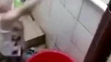 谁家的熊孩子这么调皮，水管破裂冲到身上吓跑了