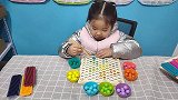 乐乐锻炼筷子抓握把小珠子摆成小花！