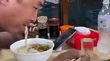 还没见过双手拿筷炫饭的