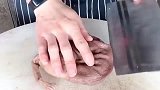 切肉的手法，一看就是跟师娘学的，师傅一般不会这样教！