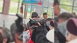 奥运冠军到西藏做宣讲活动，马龙一亮相就成孩子王，被学生围堵夸好帅