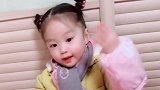 小萌娃的表情，真的好呆萌呀