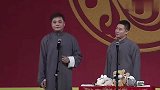 高峰模仿斜眼的人说相声，观众都被他的表情逗笑了
