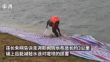 战士雨天涉水给堤坝“穿”防水布：4小时铺完3公里