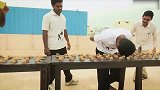 60秒砸碎217个核桃！印度男子展示铁头功