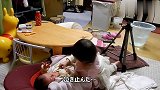 小宝宝准备洗澡了，姐姐赶忙给他脱衣服，两姐弟好可爱啊