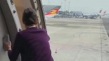 科技发展的这么快，飞机都没有电动门，空姐关门看着都费劲