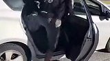 球迷一路苦喊奥利塞求签名 结果奥利塞直接上车