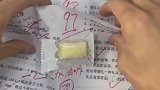 暖心老师给每个学生试卷都贴了糖果
