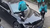 熊孩子站私家车上玩耍，这玩具有点贵