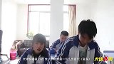两学生竞选当班长，挑战吃双倍辣火鸡面，学渣竟面不改色吃完一锅