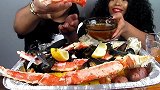 黑人爆炸头大姐吃帝王蟹，对旁边的好友太热情了