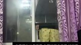 女生去男友家做客，意外把自己锁在了窗台上
