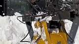原来大雪人是这样堆的，雪人的背后，可能是蓝翔的挖掘机手