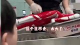 玩具太大过不了安检，妈妈现场“肢解”奥特曼