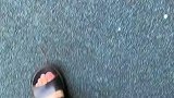 男女街头发生肢体冲突，女子气得狂踹健身器材