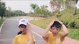 龙凤胎兄妹街边跳舞好嗨，这哥哥太有福气，有个这么漂亮的妹妹
