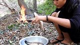 妹子用刚钓的鲶鱼现场烧烤，这样的生活你羡慕吗？