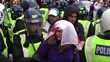 已有流血事件！英格兰球迷冲破警方防御 小姐姐血染国旗