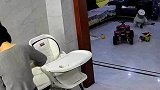 熊孩子不慎被桶套头，精准绕过障碍物找妈妈求助