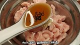 家常下饭菜“酱爆肉片尖椒”，酱香十足唇齿留香，吃完就上瘾。