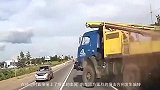 最讨厌开车不看路况的司机，这不白货车的行为无异于“谋杀”