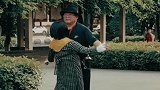 大爷与吓人舞伴，公园惊艳舞蹈