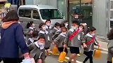 日本零下几度的天气，小学生都要穿着短裤上学