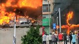 广西梧州一店铺起火 爆炸声噼里啪啦浓烟熏黑整栋楼