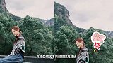 杨丞琳扎双马尾漫步山野，穿印花毛衣造型慵懒