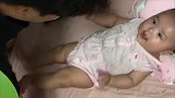 刚睡醒的小宝宝看到夜班回来的爸爸，既开心又兴奋！萌翻了！