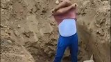 印度人对牛十分敬畏，牛死后主人给其安葬啊