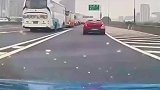 大巴车随意变道，把红车逼得无路可走
