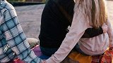 老婆出轨怀了好友的孩子 男子崩溃：能要求赔偿吗？