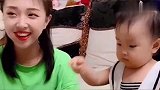 在小情人面前喂媳妇吃饭，小情人竟然吃醋要打妈妈，看完笑喷了