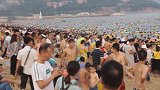 深圳大梅沙游客多如“煮饺子”垃圾要收六七车