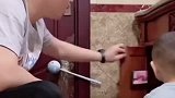 爸爸厕所设机关让宝宝看动画片。妈妈一推门，网友：上阵父子兵