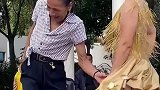 被自己子女看见不丢人吗，大爷牵手跳舞