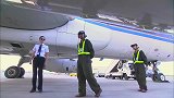 飞机马上就要起飞了，地勤人员却发现液压油渗漏！