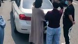 高速堵车，无意之间拍到这一幕，国民素质还有待提高